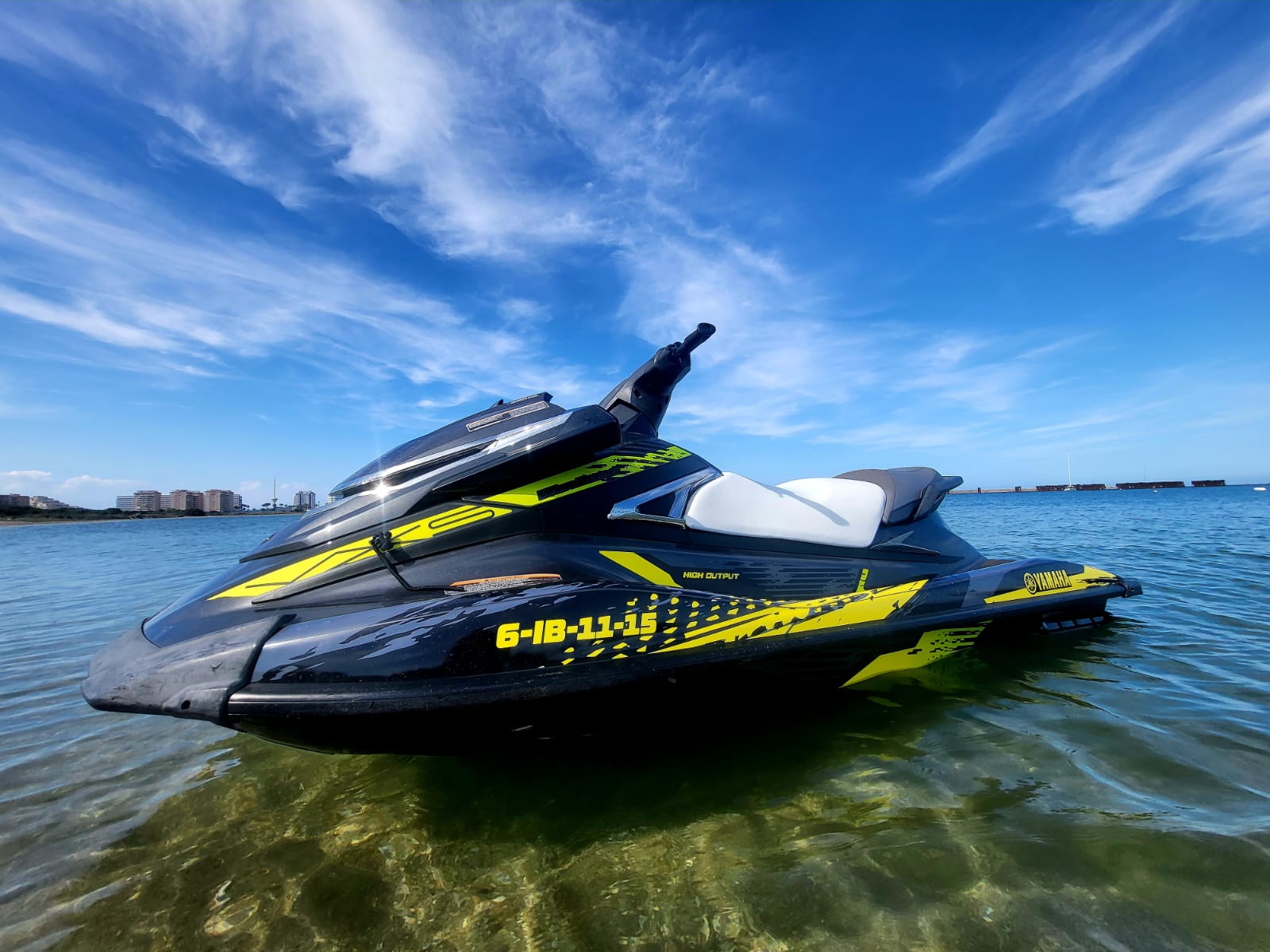 Yamaha VXS en la orilla